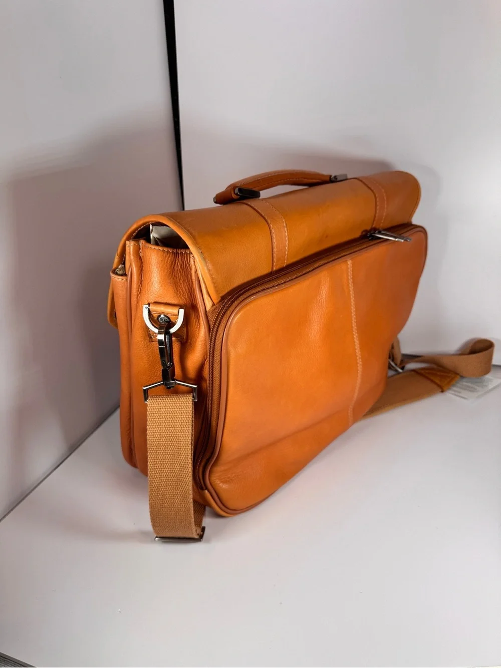 Great condition Kenneth Cole Colombian Leather Messenger Briefcase Portfolio Bag
